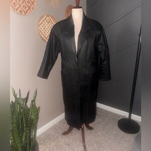 Elegant 100% black leather coat